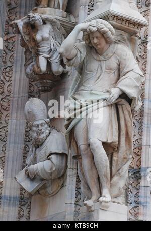 Statuen schmücken die Kathedrale Duomo in Mailand. Stockfoto