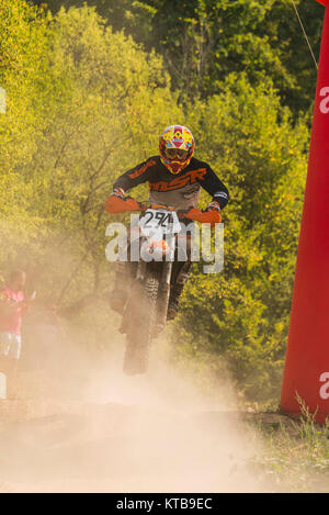 Lemberg, Ukraine - 11 Septemberl 2016: Die dritte Stufe der Ukrainischen Meisterschaft im Cross-country Radfahren. Unbekannter Fahrer springt auf der Strecke meist Stockfoto