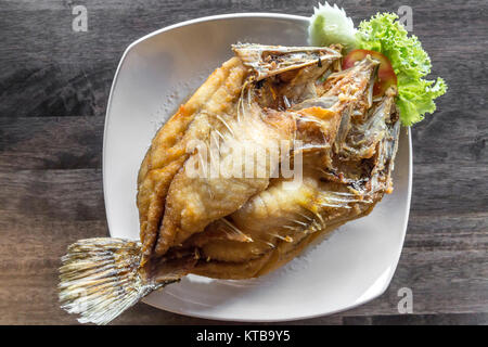 tief gebratener Wolfsbarsch Fisch Stockfoto