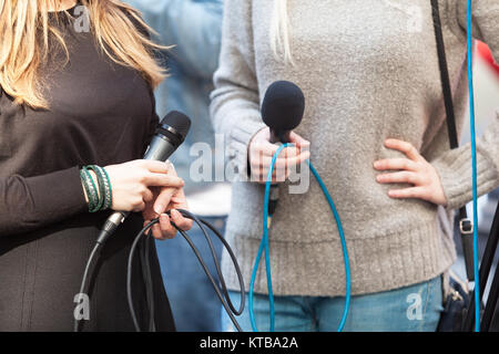 Weibliche Reporter Mikrofone warten auf Pressekonferenz halten Stockfoto