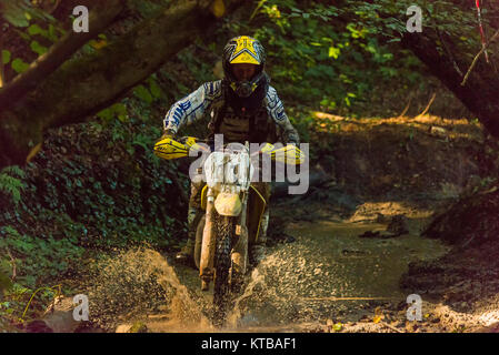 Lemberg, Ukraine - 11 Septemberl 2016: Die dritte Stufe der Ukrainischen Meisterschaft im Cross-country Radfahren. Unbekannte Racer überwindet die Spur in der Stockfoto