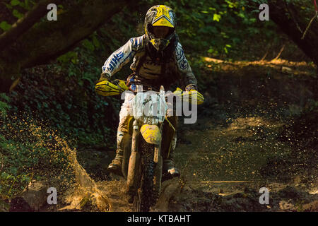 Lemberg, Ukraine - 11 Septemberl 2016: Die dritte Stufe der Ukrainischen Meisterschaft im Cross-country Radfahren. Unbekannte Racer überwindet die Spur in der Stockfoto