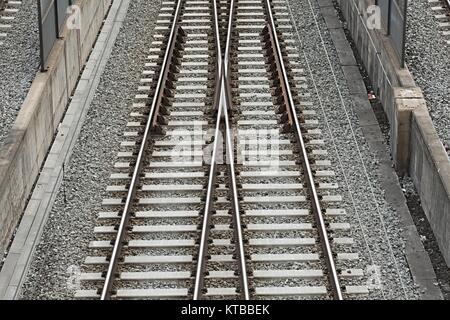 Zusammenführen von Gleisanlagen Stockfoto