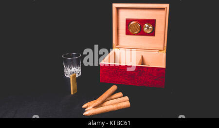 Zigarrenkiste auf schwarzem Hintergrund und leichter Stockfoto