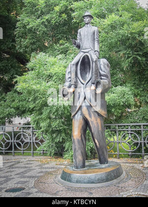 Prag, tschechische Republik - 23. JULI 2016: Statue von Franz Kafka (eine politische Kandidaten ist auf den Schultern eines Riesen Mann gehalten) von Jaroslav Róna Stockfoto