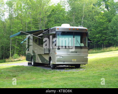Große Reisemobil auf einem lokalen Campingplatz in NY State. Stockfoto