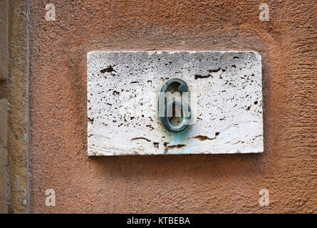 Hausnummer auf Wand Stockfoto