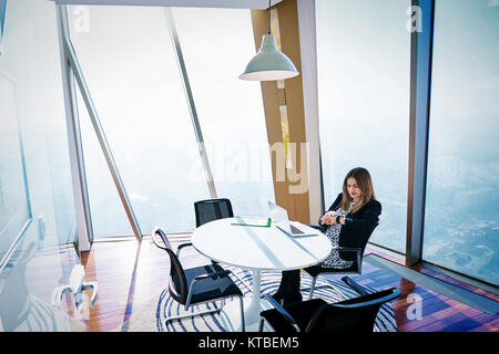 Moderne Business-Frau im Büro Stockfoto