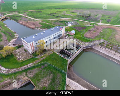 Wasser Pumpstation der Bewässerung der Reisfelder. Anzeigen Stockfoto