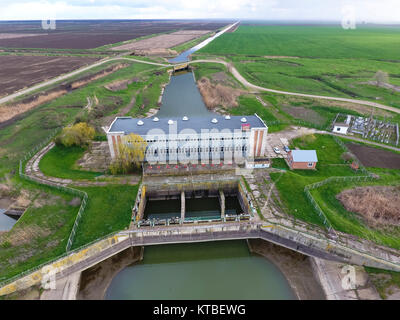 Wasser Pumpstation der Bewässerung der Reisfelder. Anzeigen Stockfoto