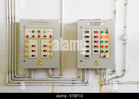 Elektrische Schalttafel Pumpstation. Steuereinheiten und Elektr Stockfoto