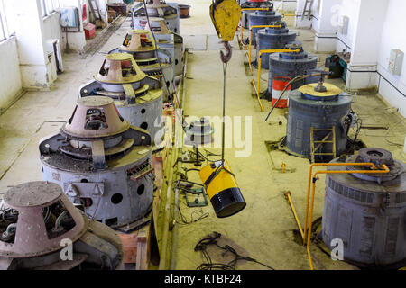 Motoren von Wasserpumpen bei einer Pumpstation. Pumpen irrig Stockfoto