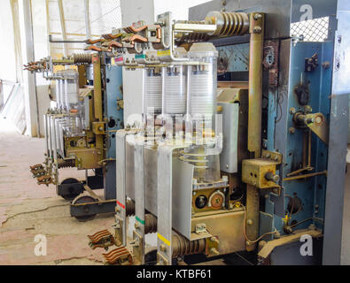 Vakuum hohe Spannung zuschalten. Die elektrischen Anlagen der Pumpen Stockfoto