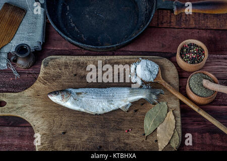 Gefrorener Fisch roch auf eine Küche Schneidbrett Stockfoto