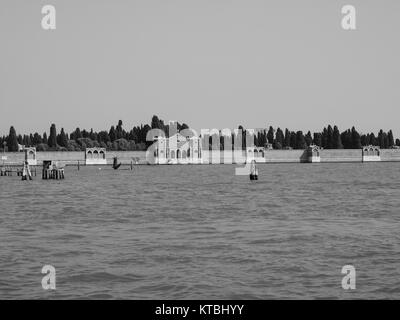 Friedhof Insel San Michele in Venedig in Schwarz und Weiß Stockfoto