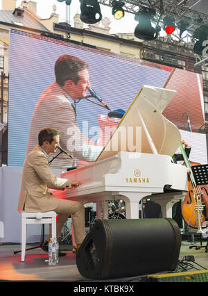 Lemberg, Ukraine - 25 Juni 2015: Alfa Jazz Fest 2015. Antony starke Klavier spielen auf der Bühne Jazz Festival auf dem Marktplatz in Lemberg in der Nähe des Rathauses. Stockfoto