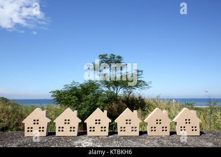 Miniatur Modell von Haus mit blauen Himmel Hintergrund Stockfoto