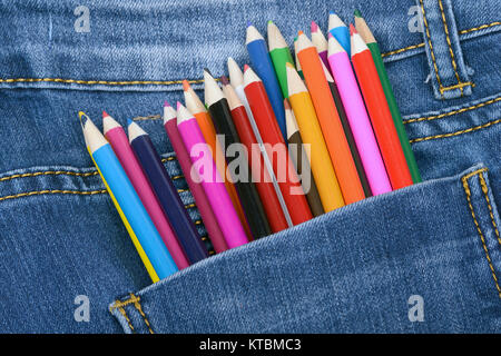 Pocket Jeans und Bunte Bleistifte Stockfoto