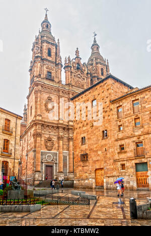 Casa de las Conchas y Clerecía o Universidad Pontificia. Salamanca. Ciudad Patrimonio de la Humanidad. Castilla León. España Stockfoto