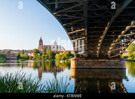 O Puente Nuevo Puente de Enrique Estevan y Catedral de Salamanca. Ciudad Patrimonio de la Humanidad. Castilla León. España Stockfoto