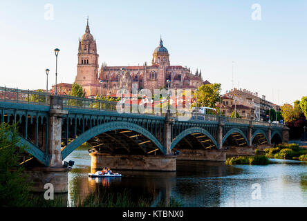 O Puente Nuevo Puente de Enrique Estevan y Catedral de Salamanca. Ciudad Patrimonio de la Humanidad. Castilla León. España Stockfoto