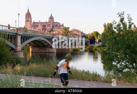 O Puente Nuevo Puente de Enrique Estevan y Catedral de Salamanca. Ciudad Patrimonio de la Humanidad. Castilla León. España Stockfoto