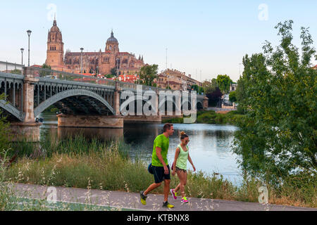 O Puente Nuevo Puente de Enrique Estevan y Catedral de Salamanca. Ciudad Patrimonio de la Humanidad. Castilla León. España Stockfoto