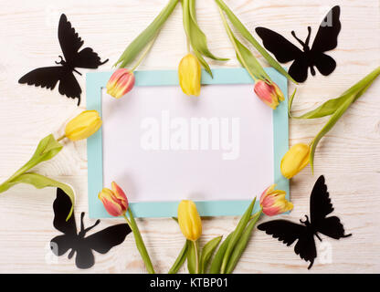 Leeres Blatt, Schmetterlinge und Tulpen. Stockfoto