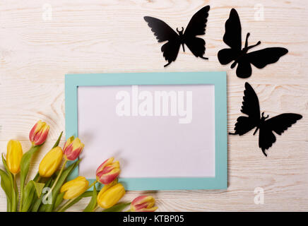 Leeres Blatt, Schmetterlinge und Tulpen. Stockfoto