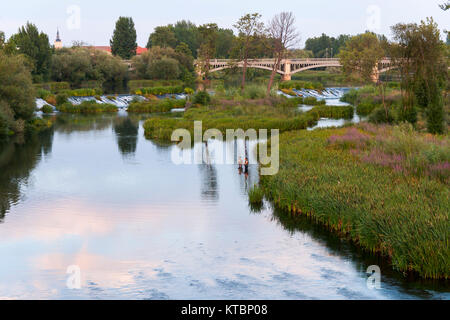 Río Tormes y Puente de Enrique Estevan o Puente Nuevo. Salamanca. Ciudad Patrimonio de la Humanidad. Castilla León. España Stockfoto