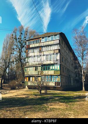 Altbau mit hellen Fenstern Farbe Stockfoto