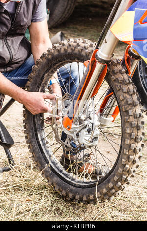 Reparatur eines Sport Motorrad Rad close-up Stockfoto