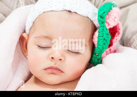 Baby Mädchen schlafen und das Tragen eines Gestricken Kopfbügel Stockfoto