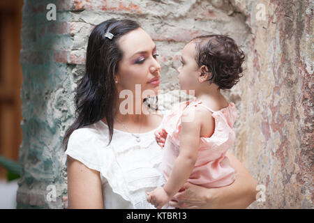 Mutter und Baby Mädchen suchen einander Stockfoto