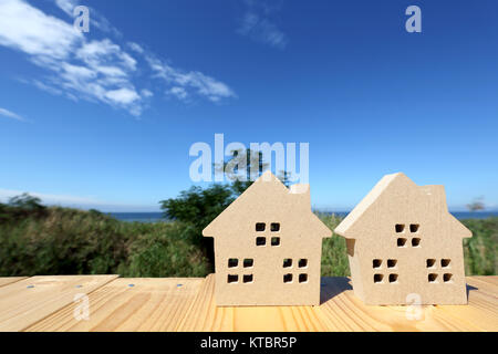 Miniatur Modell von Haus mit blauen Himmel Hintergrund Stockfoto