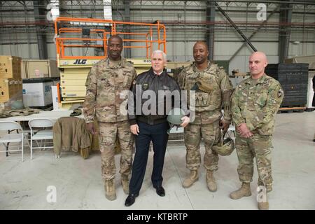 U.S. Vice President Mike Pence wirft mit Service Mitglieder während einer nicht angekündigten Weihnachten Besuch in Bagram Air Base 21 Dezember, 2017 in Bagram, Afghanistan. Pence zeigte seine Unterstützung für die afghanische Regierung und warnte den Nachbarländern Pakistan zu stoppen, die militanten Gruppen. Stockfoto