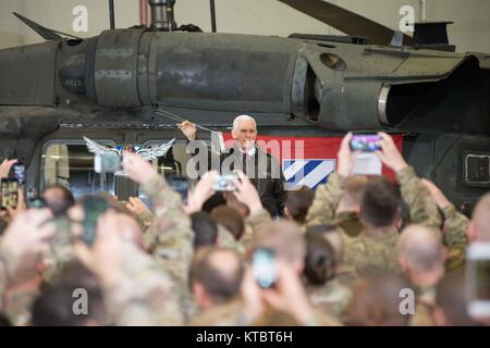 U.S. Vice President Mike Pence Wellen zu Service Mitglieder während einer nicht angekündigten Weihnachten Besuch in Bagram Air Base 21 Dezember, 2017 in Bagram, Afghanistan. Pence zeigte seine Unterstützung für die afghanische Regierung und warnte den Nachbarländern Pakistan zu stoppen, die militanten Gruppen. Stockfoto