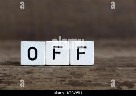 Abgeschrieben in Würfeln auf einem hölzernen Hintergrund Stockfoto