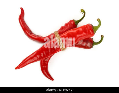 Bündel von red hot chili peppers isoliert auf weißem Stockfoto