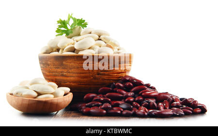 Komposition mit Schüssel mit Bohnen isoliert auf weiss Stockfoto