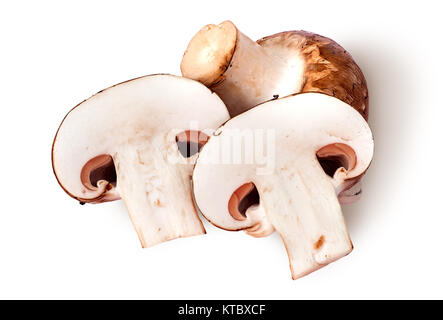 Ganze und zwei halbe braune Champignons Stockfoto