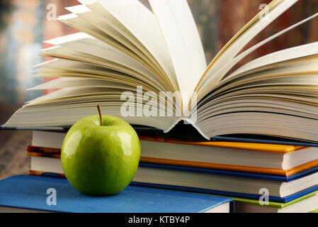 Komposition mit gebundene Bücher und Apple Stockfoto