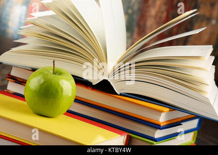 Komposition mit gebundene Bücher und Apple Stockfoto