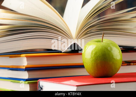 Komposition mit gebundene Bücher und Apple Stockfoto