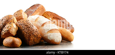 Komposition mit verschiedenen Backwaren, isoliert auf weiss Stockfoto
