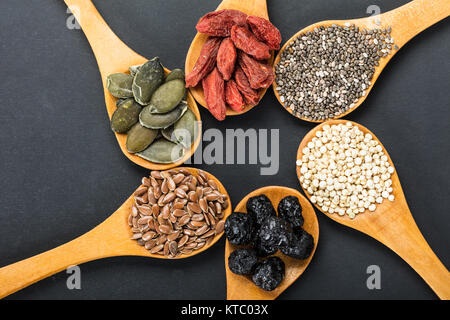 Superfoods In einem hölzernen Löffel Stockfoto