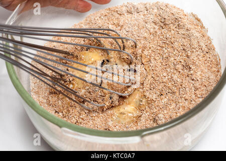 Das Mischen von Zutaten integral Weizenkleie Muffins vorbereiten Stockfoto