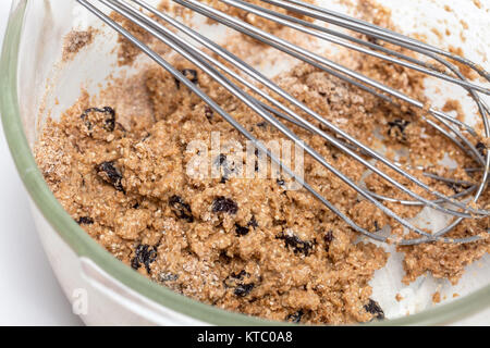 Das Mischen von Zutaten integral Weizenkleie Muffins vorbereiten Stockfoto