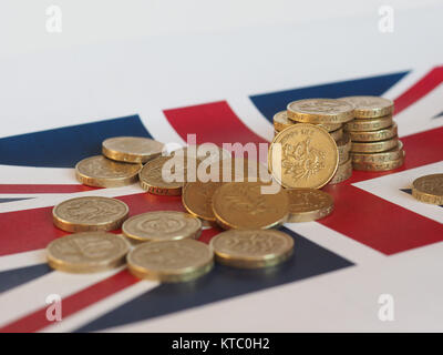 Pound Münzen, Großbritannien über Flagge Stockfoto