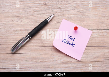 Konzept viel Glück auf rosa Zettel mit rotem Stift Stockfoto